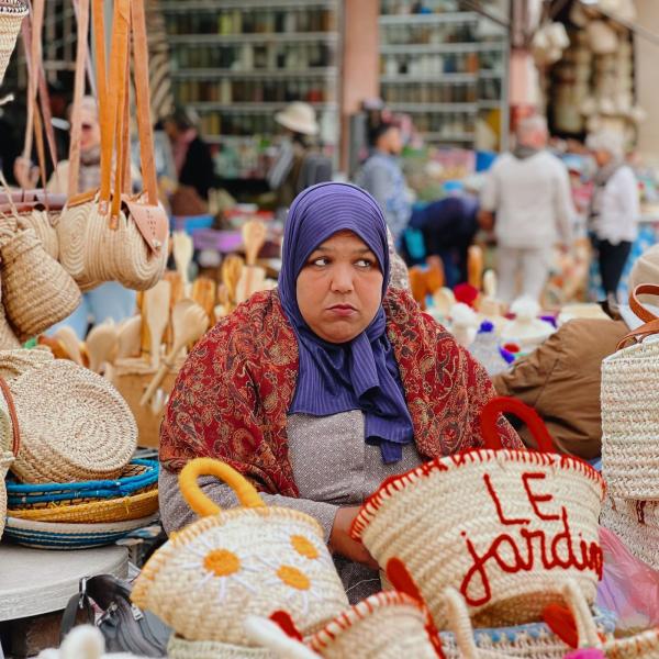 Panier en feuilles de palmier tressé